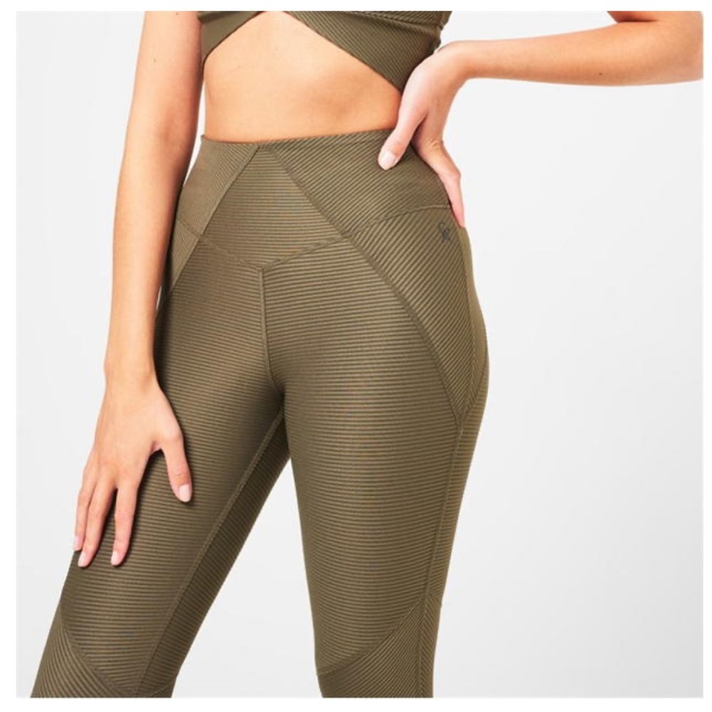 NWT GOOD AMERICAN
Angeled Rib Leggings in sea turtle green sz 2